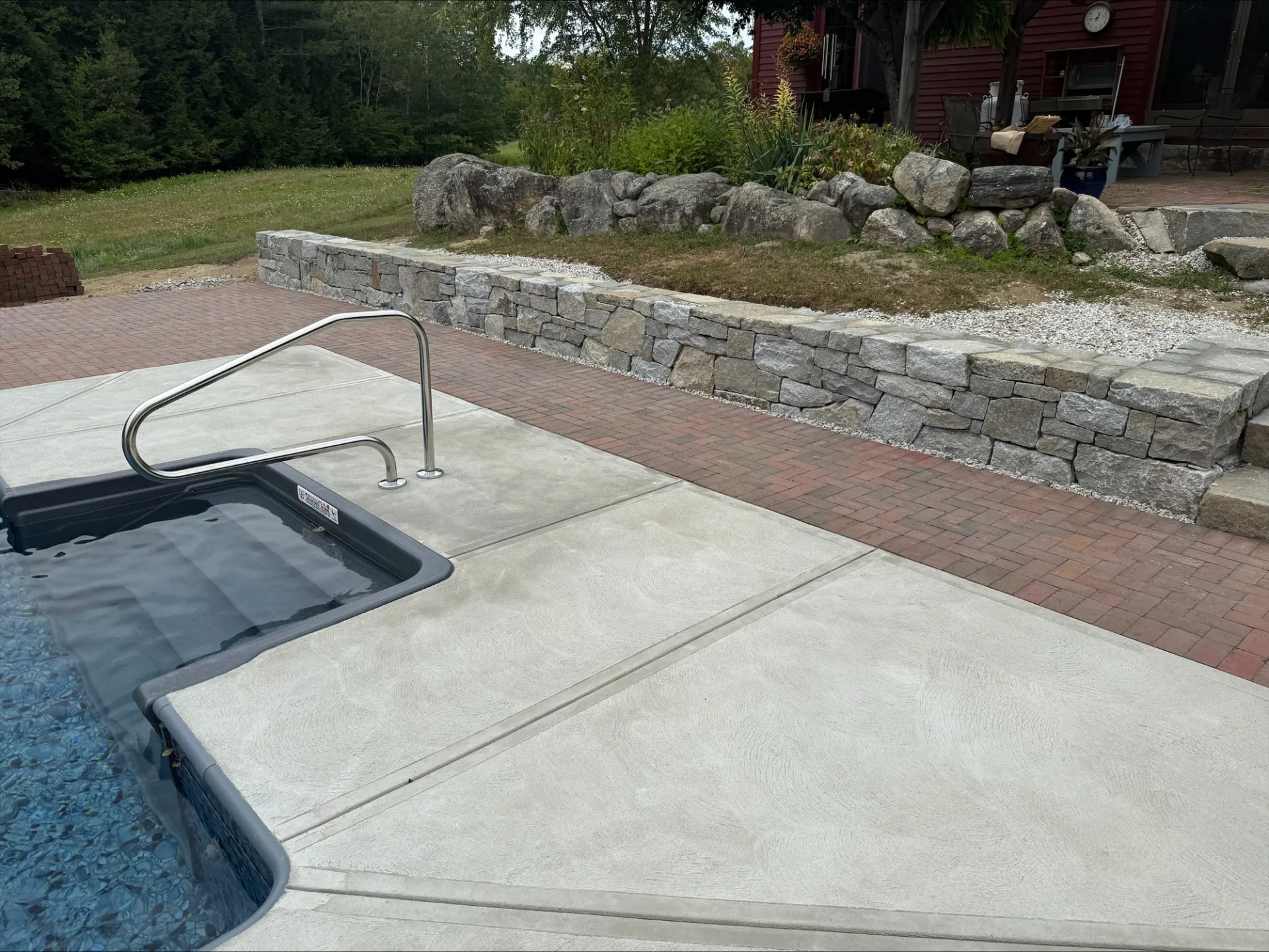 Outdoor stone feature with pool surround